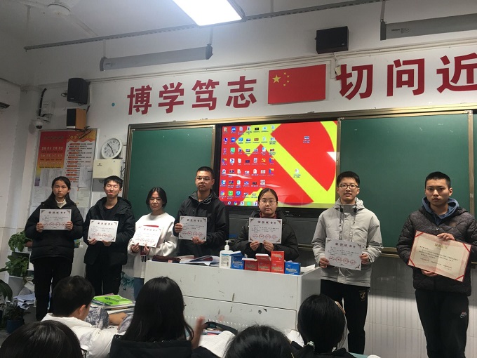 获奖学生合影.jpg