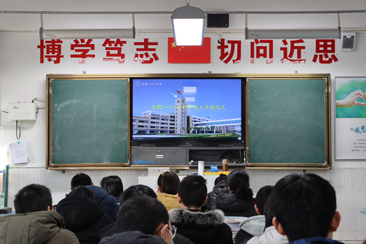 班级学生观看升旗仪式_副本.jpg