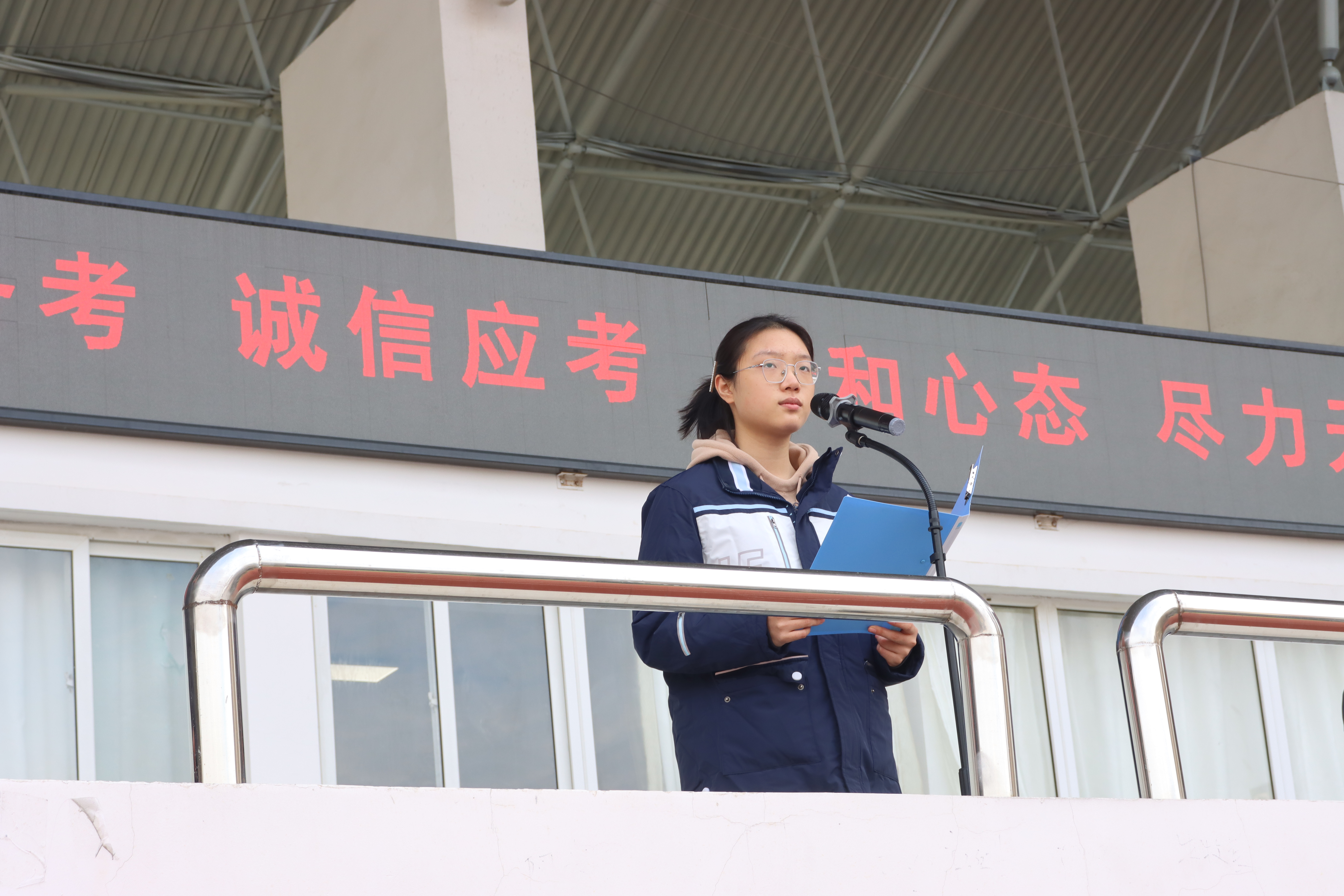 主持人.JPG