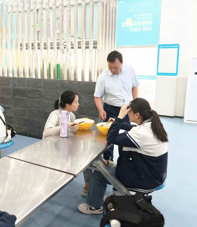 罗校长_副本.jpg
