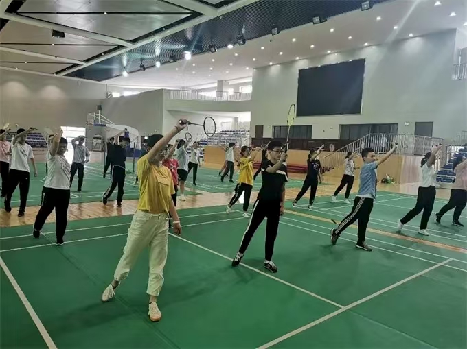 羽毛球课