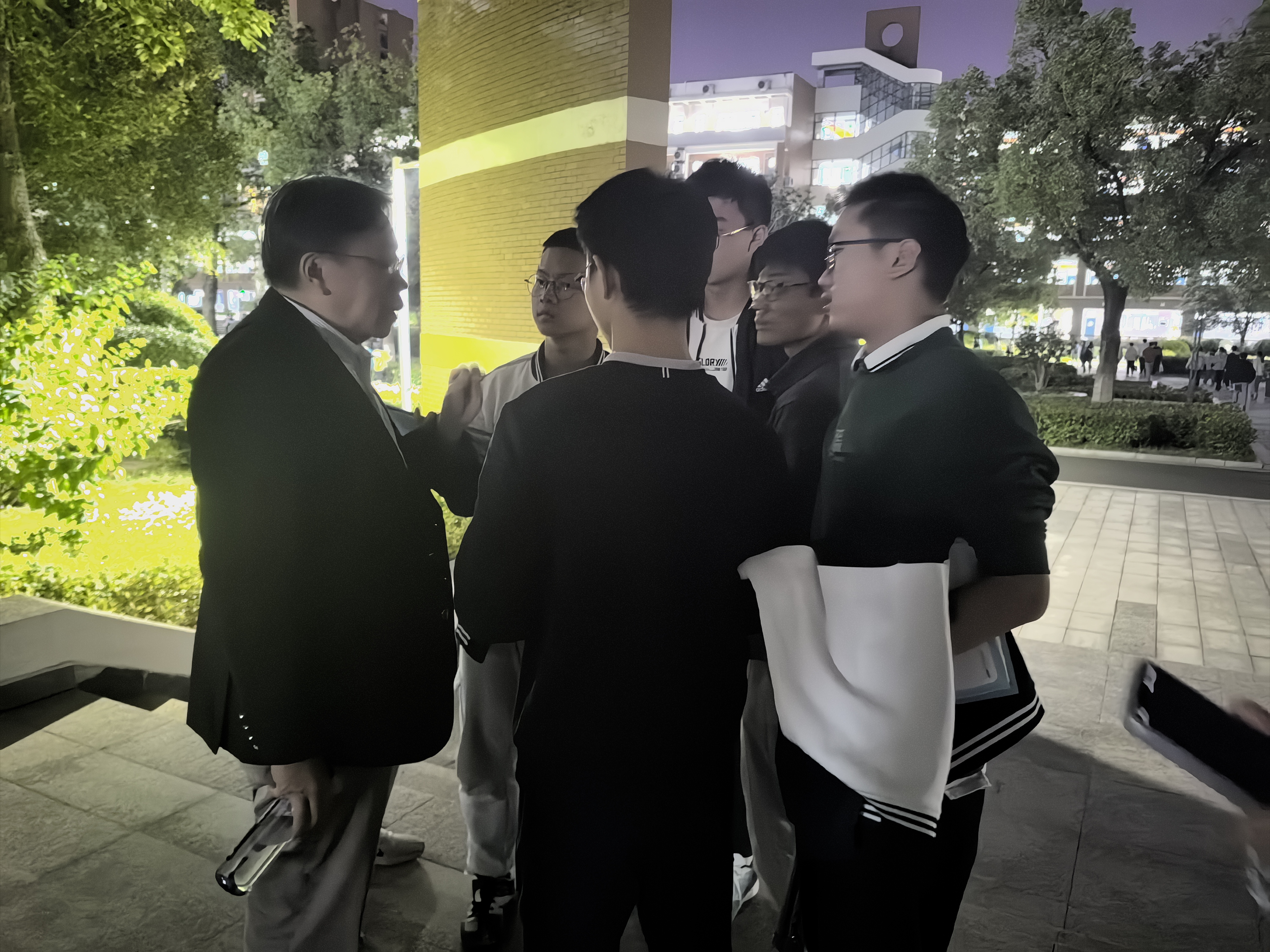 教授与学生夜间问答