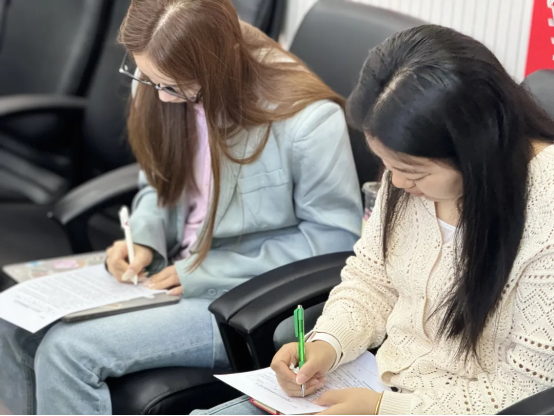 女人坐在椅子上

AI 生成的内容可能不正确。