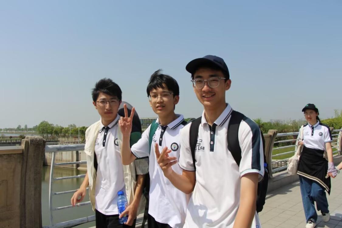 人们站在一起AI 生成的内容可能不正确。