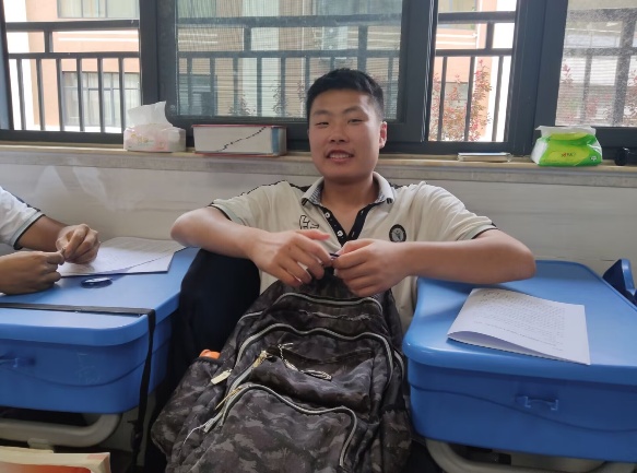 图片包含 人, 窗户, 年轻, 汽车

AI 生成的内容可能不正确。