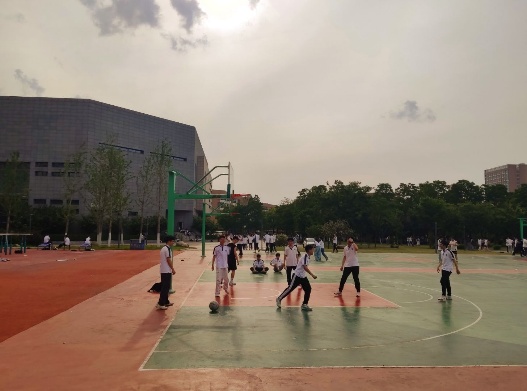 一群人在广场上

AI 生成的内容可能不正确。