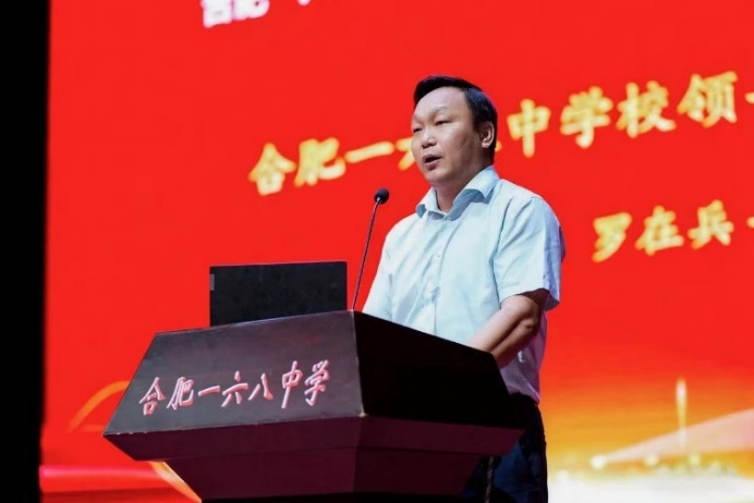 男人的照片上写着字
AI 生成的内容可能不正确。