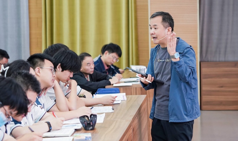 会议室里的人们
AI 生成的内容可能不正确。