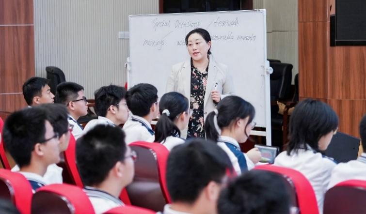 一群人正在听演讲
AI 生成的内容可能不正确。