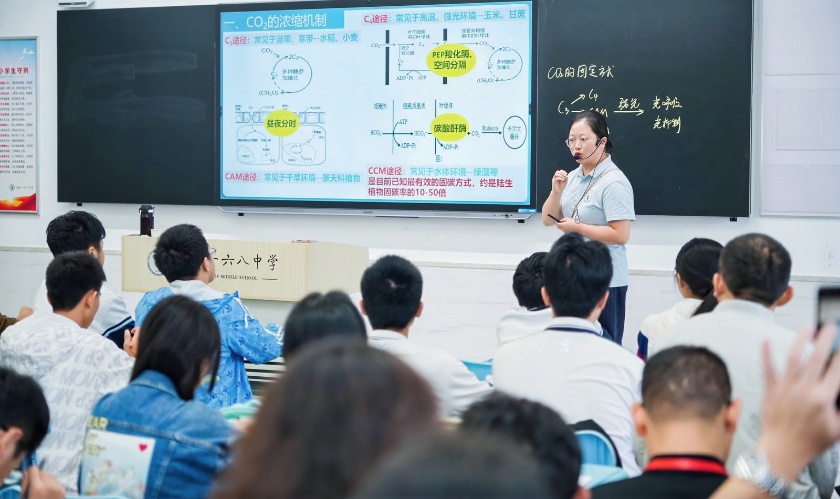 一群人在开会
AI 生成的内容可能不正确。