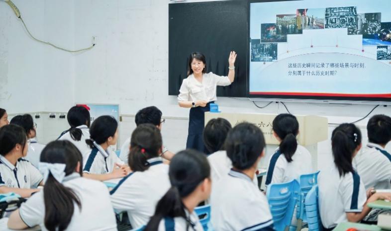 一群人正在听演讲
AI 生成的内容可能不正确。