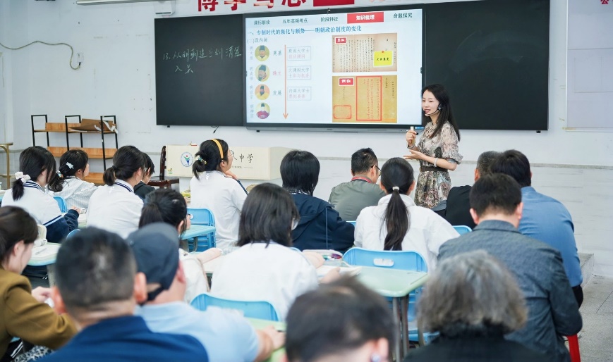 一群人正在听演讲
AI 生成的内容可能不正确。