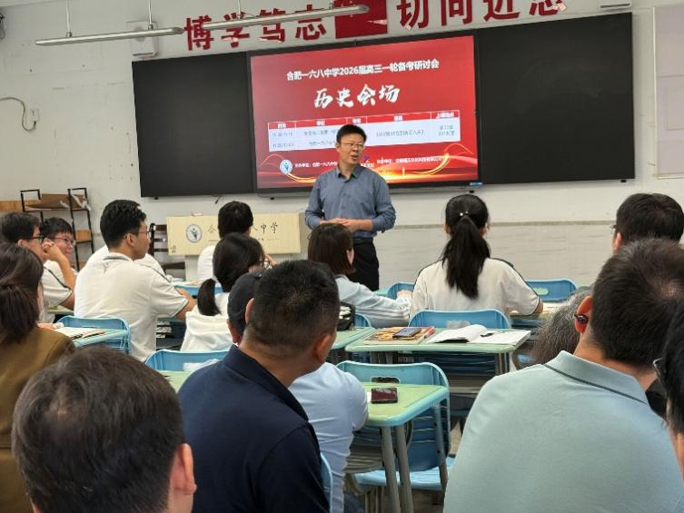 一群人在开会
AI 生成的内容可能不正确。