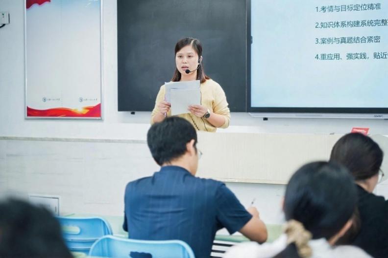 会议室里的人们
AI 生成的内容可能不正确。