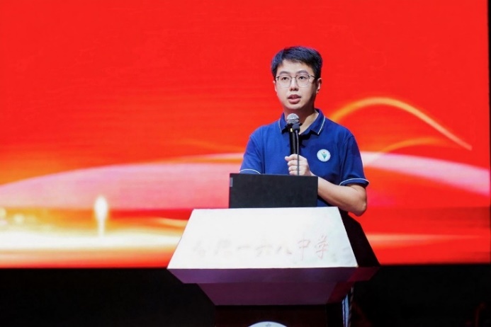 男人的照片上写着字AI 生成的内容可能不正确。