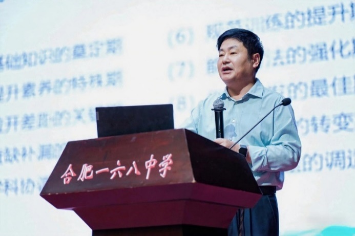 人的照片上写着字AI 生成的内容可能不正确。