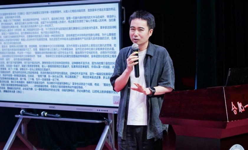 人在电视前AI 生成的内容可能不正确。