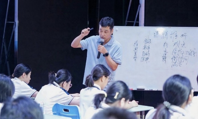 人们在看台上的人在讲话AI 生成的内容可能不正确。