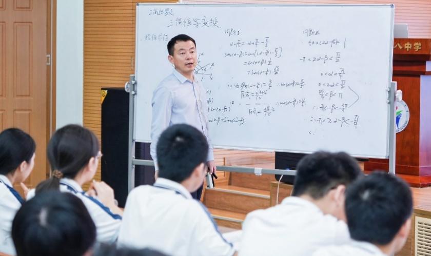 人们在看台上的人在交谈AI 生成的内容可能不正确。