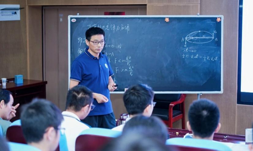 一群人在台上演讲AI 生成的内容可能不正确。