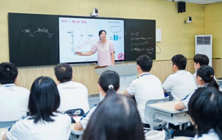 一群人在开会AI 生成的内容可能不正确。