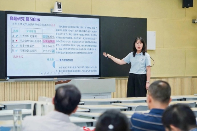 会议室里的人们AI 生成的内容可能不正确。