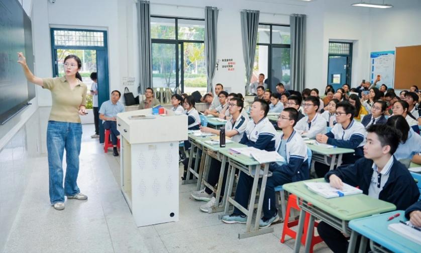 会议室里的人们AI 生成的内容可能不正确。