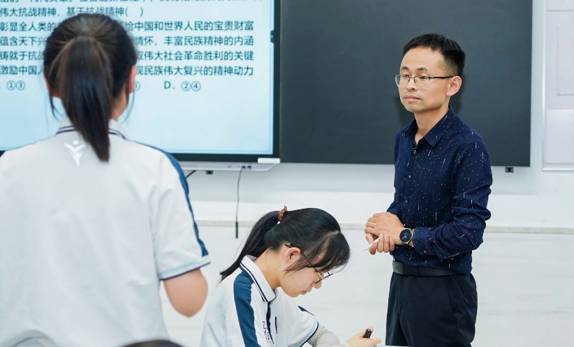 男人和女人站在电脑旁AI 生成的内容可能不正确。