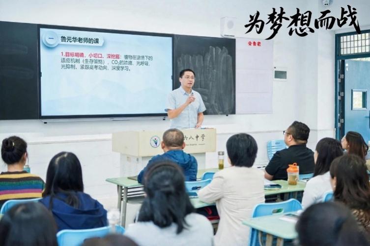 一群人在台上演讲AI 生成的内容可能不正确。