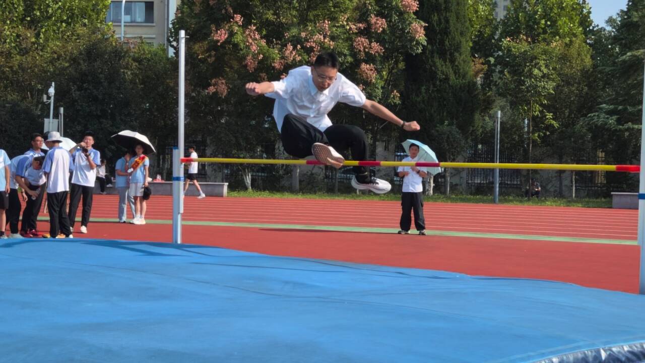 图片包含 户外, 运动, 体育, 男人
AI 生成的内容可能不正确。