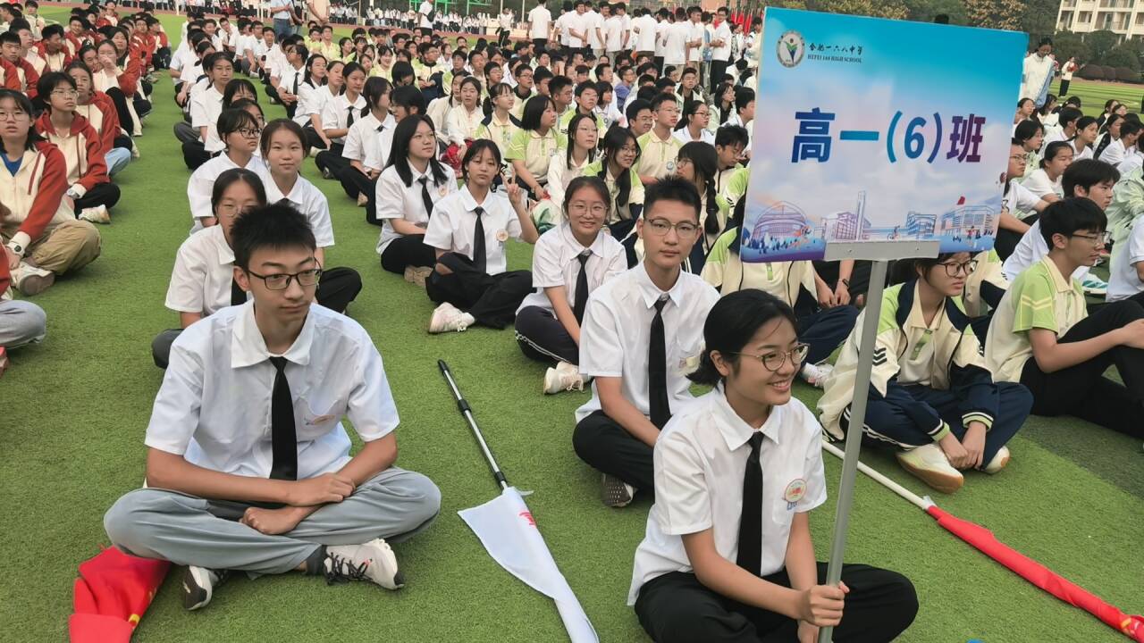 图片包含 草, 人, 运动, 户外
AI 生成的内容可能不正确。