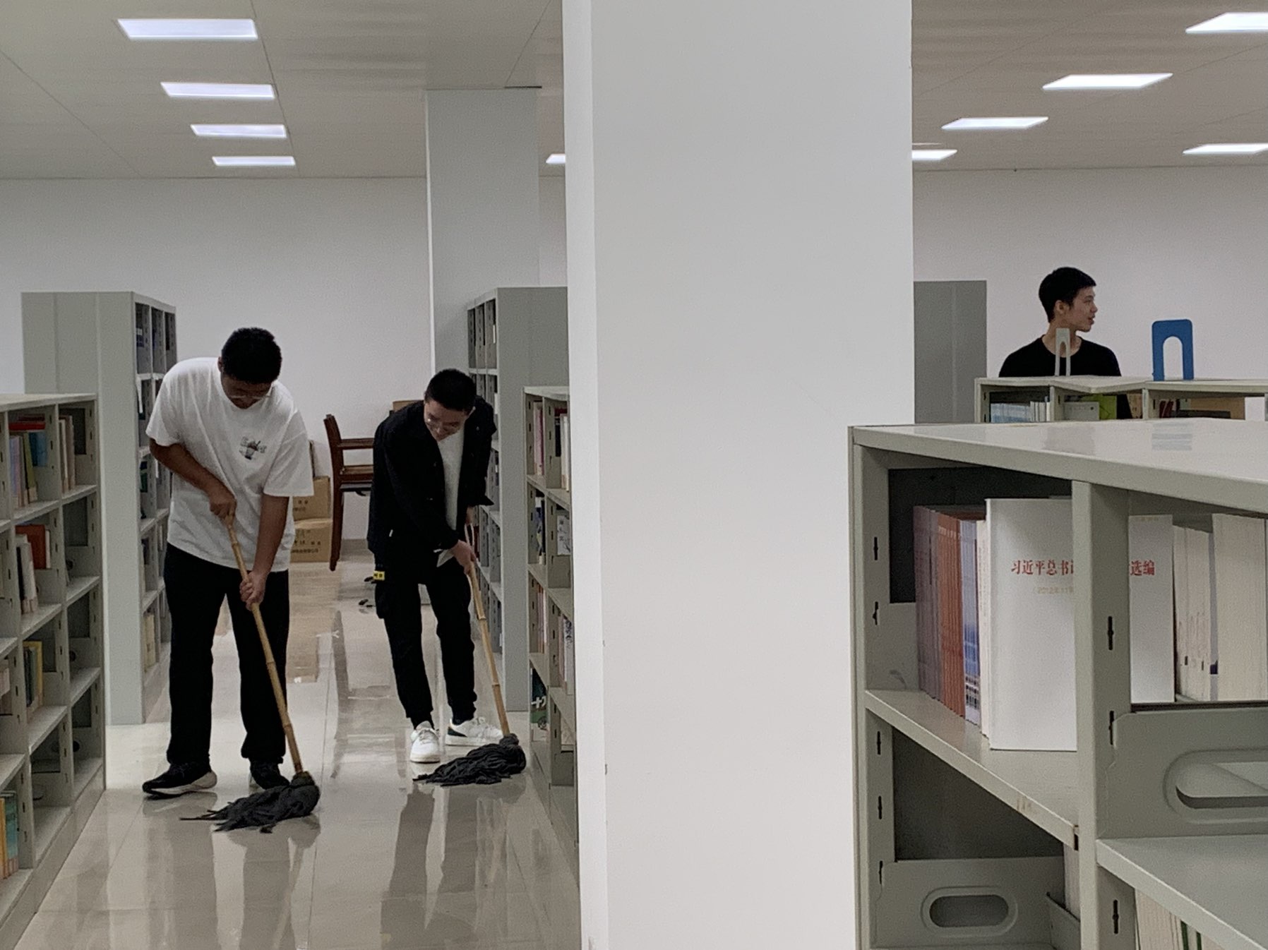 人们站在房间里AI 生成的内容可能不正确。