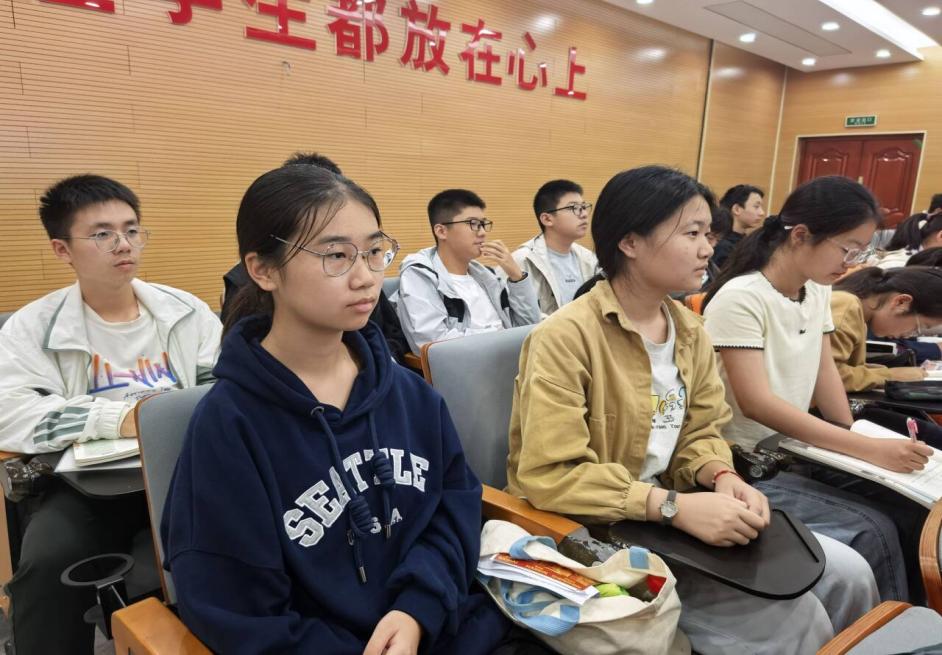 一群人在餐厅里坐着人

AI 生成的内容可能不正确。