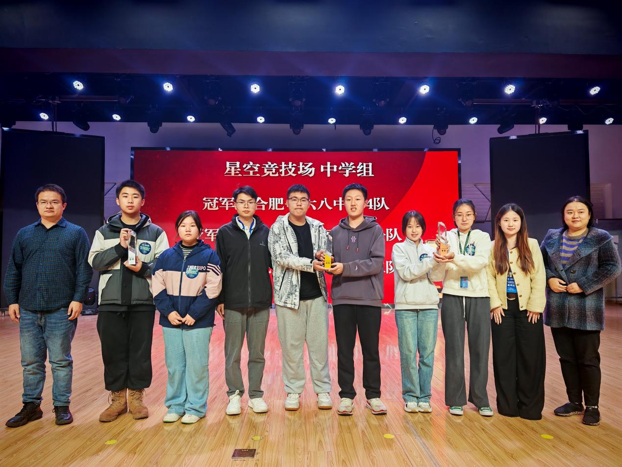 一群人站在一起
AI 生成的内容可能不正确。