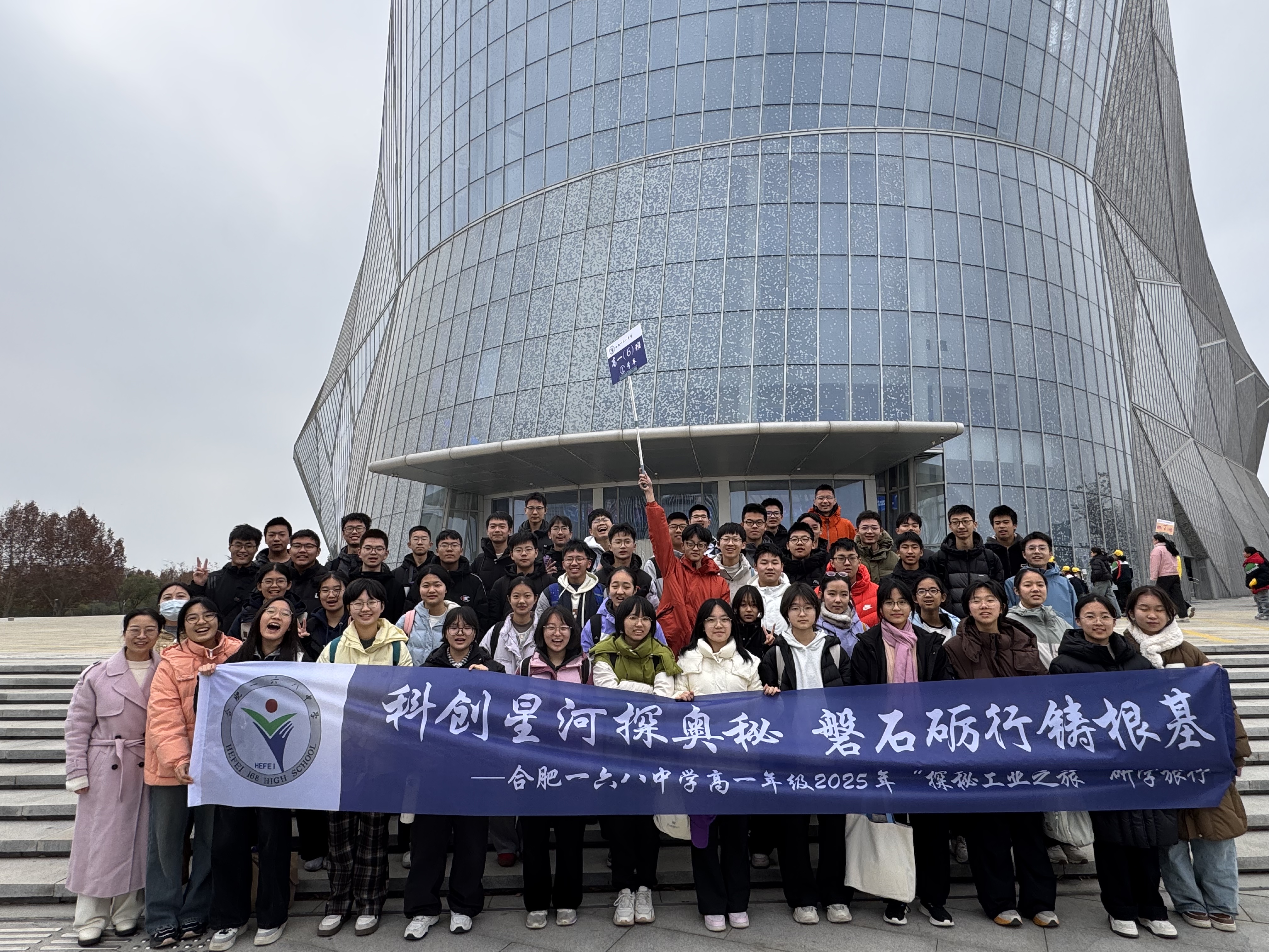 一群人站在建筑前

AI 生成的内容可能不正确。