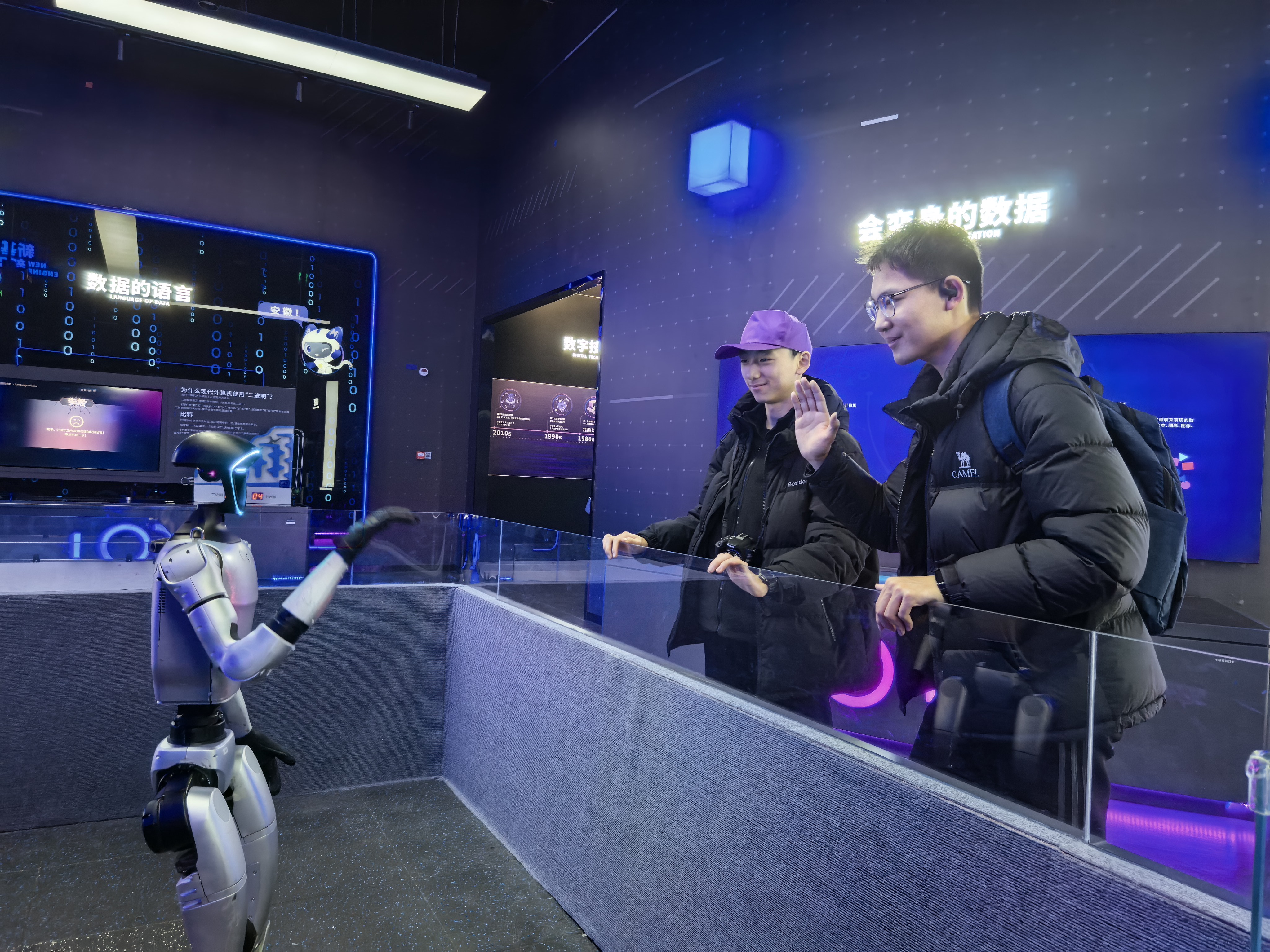 图片包含 室内, 人, 天花板, 飞机场

AI 生成的内容可能不正确。