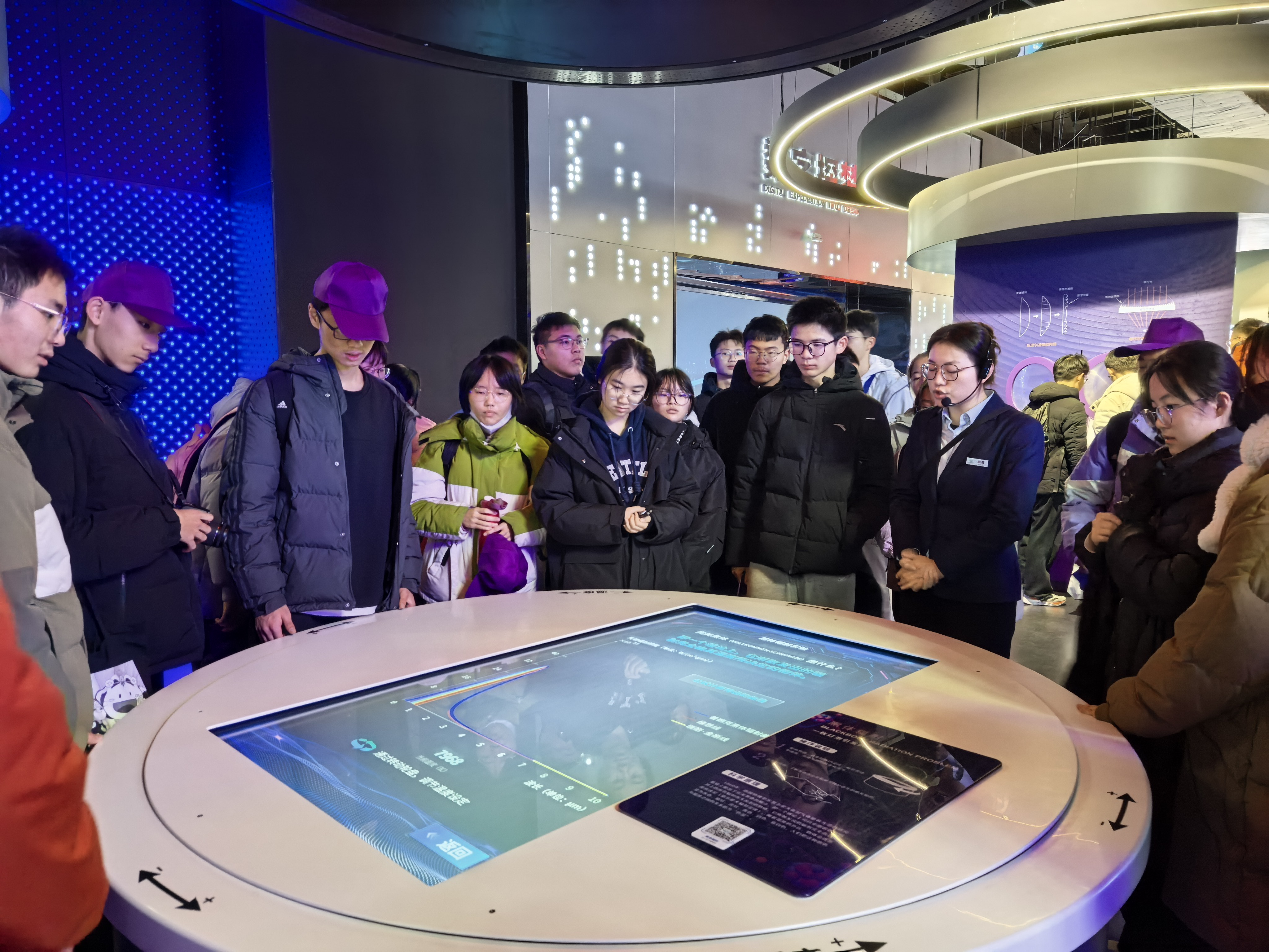 一群人在房间里切蛋糕

AI 生成的内容可能不正确。