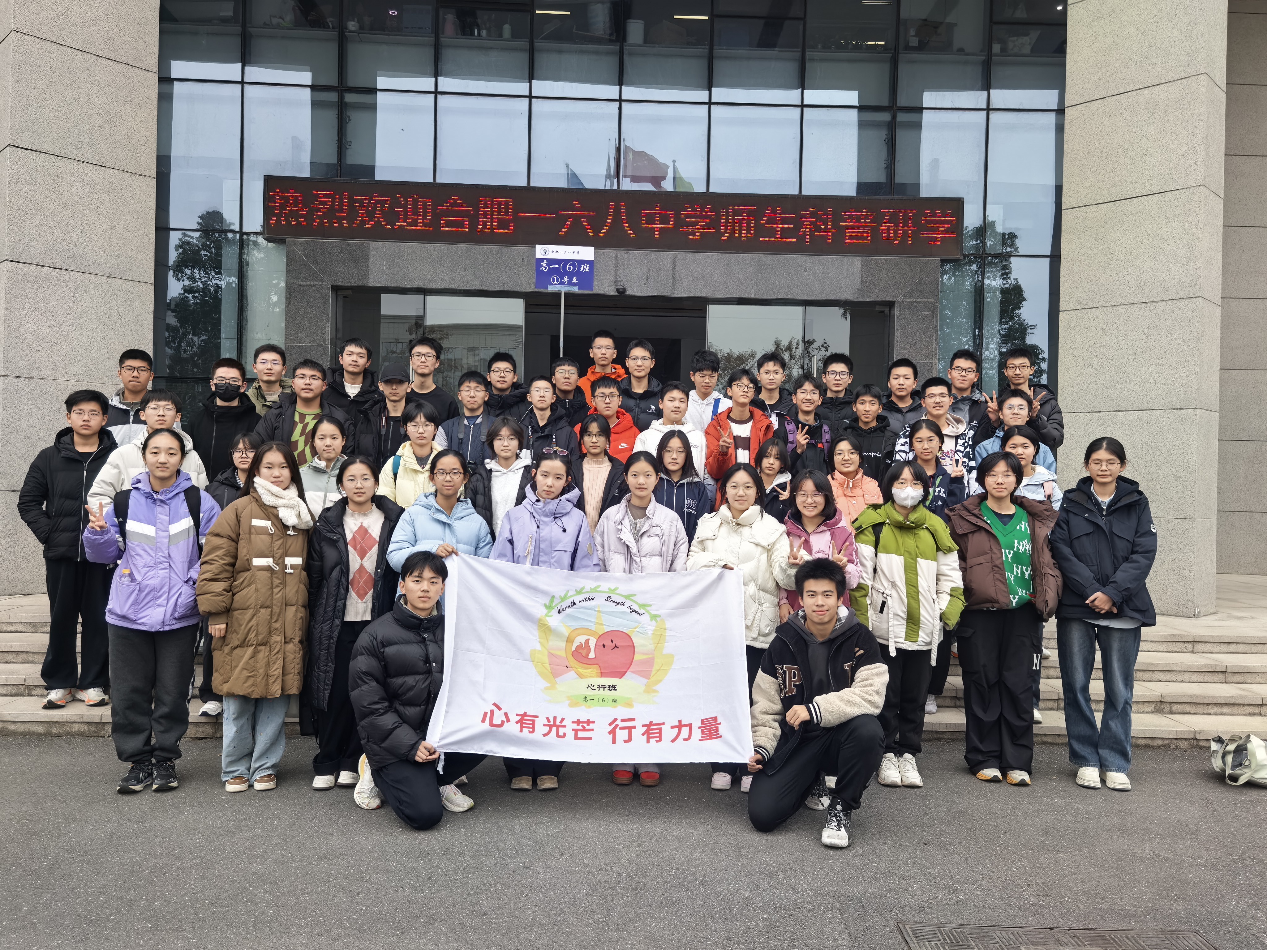 一群人站在建筑前

AI 生成的内容可能不正确。