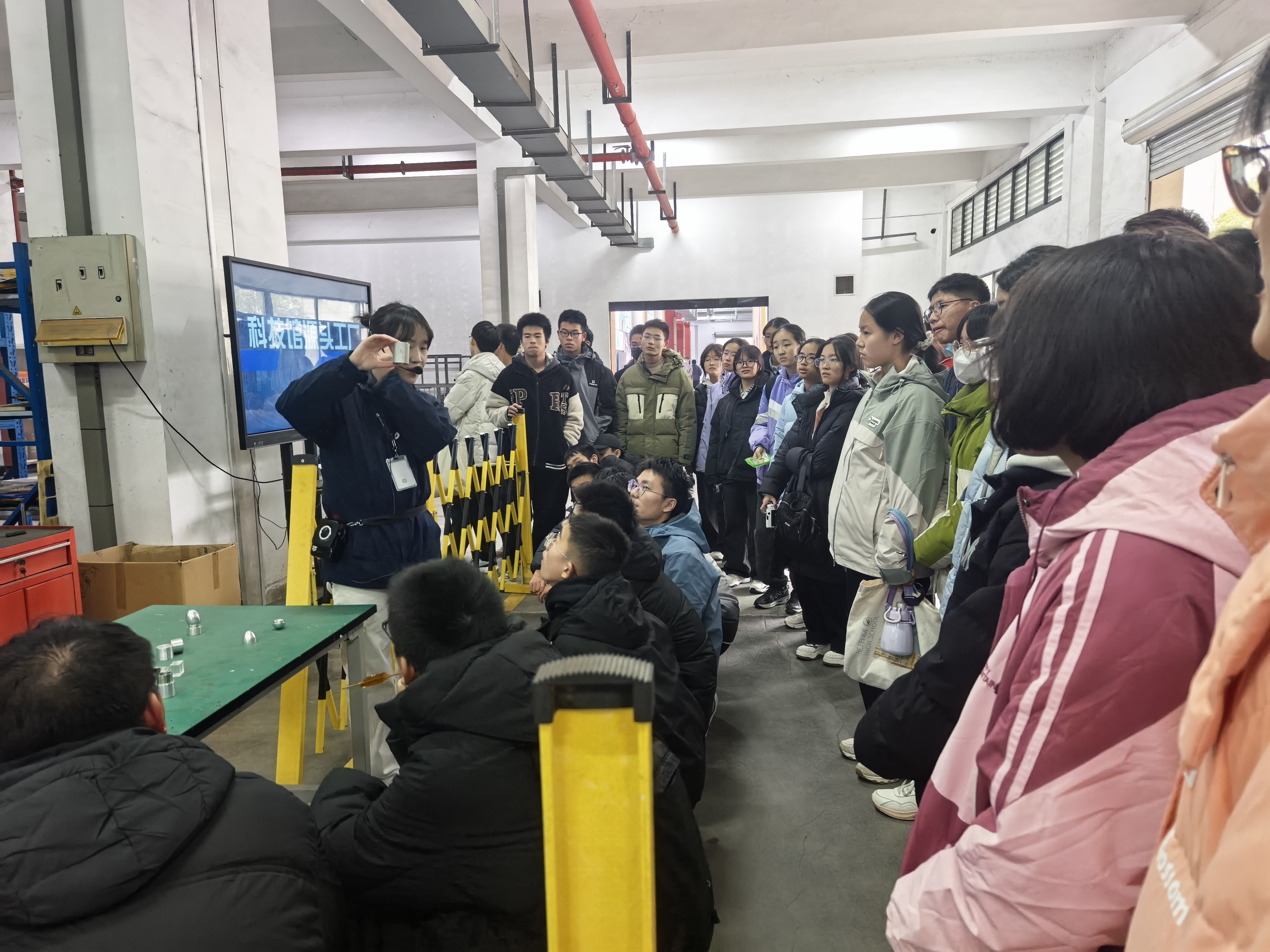 人们在看台上的人在人群里

AI 生成的内容可能不正确。