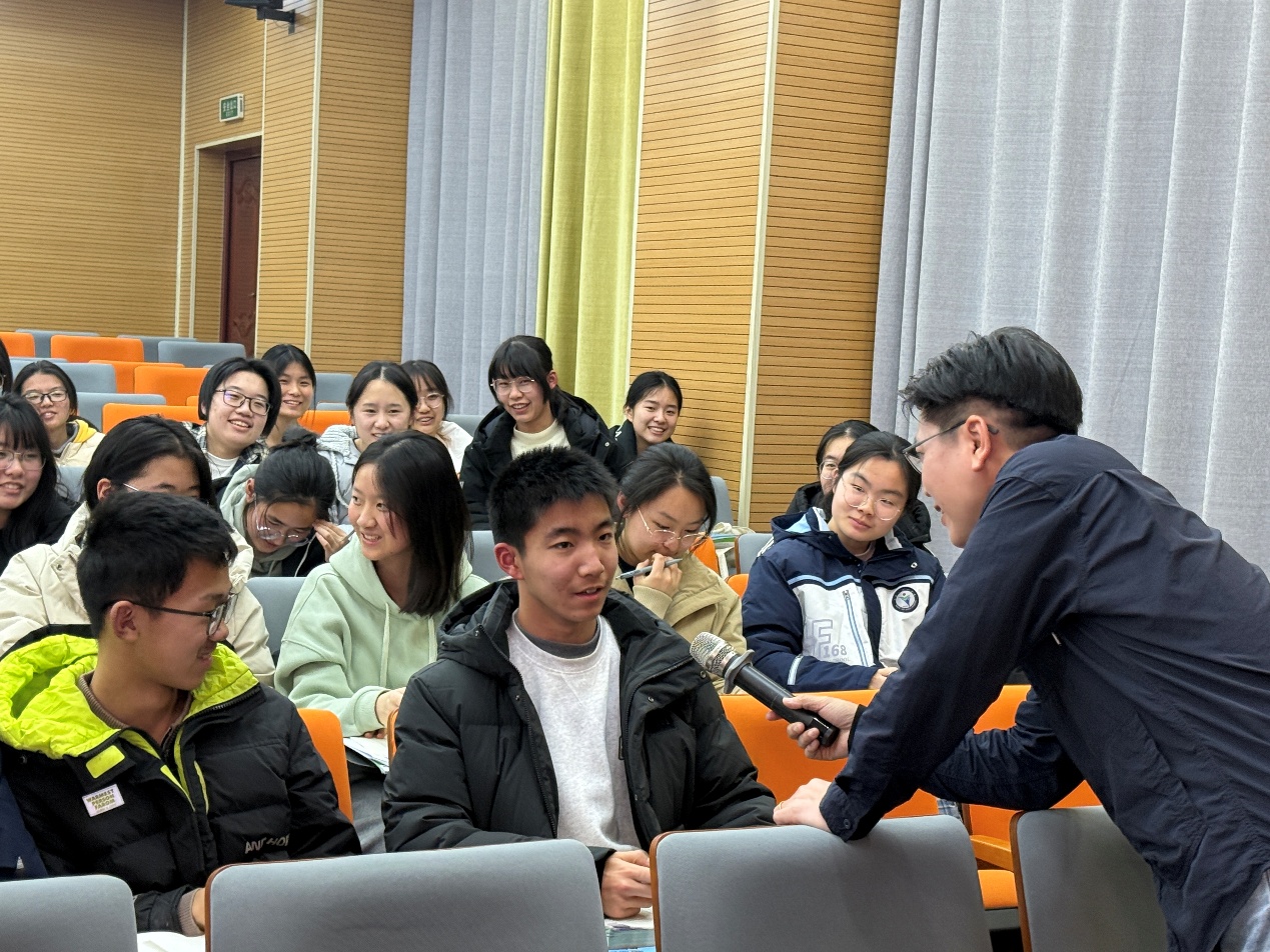 一群人坐在桌子前AI 生成的内容可能不正确。