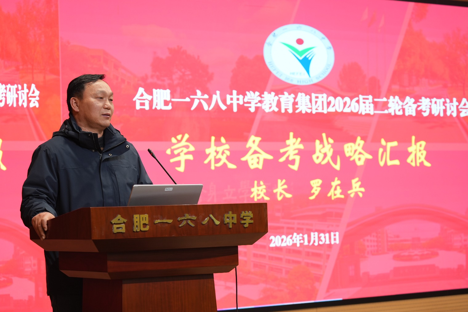 男人的照片上写着字AI 生成的内容可能不正确。