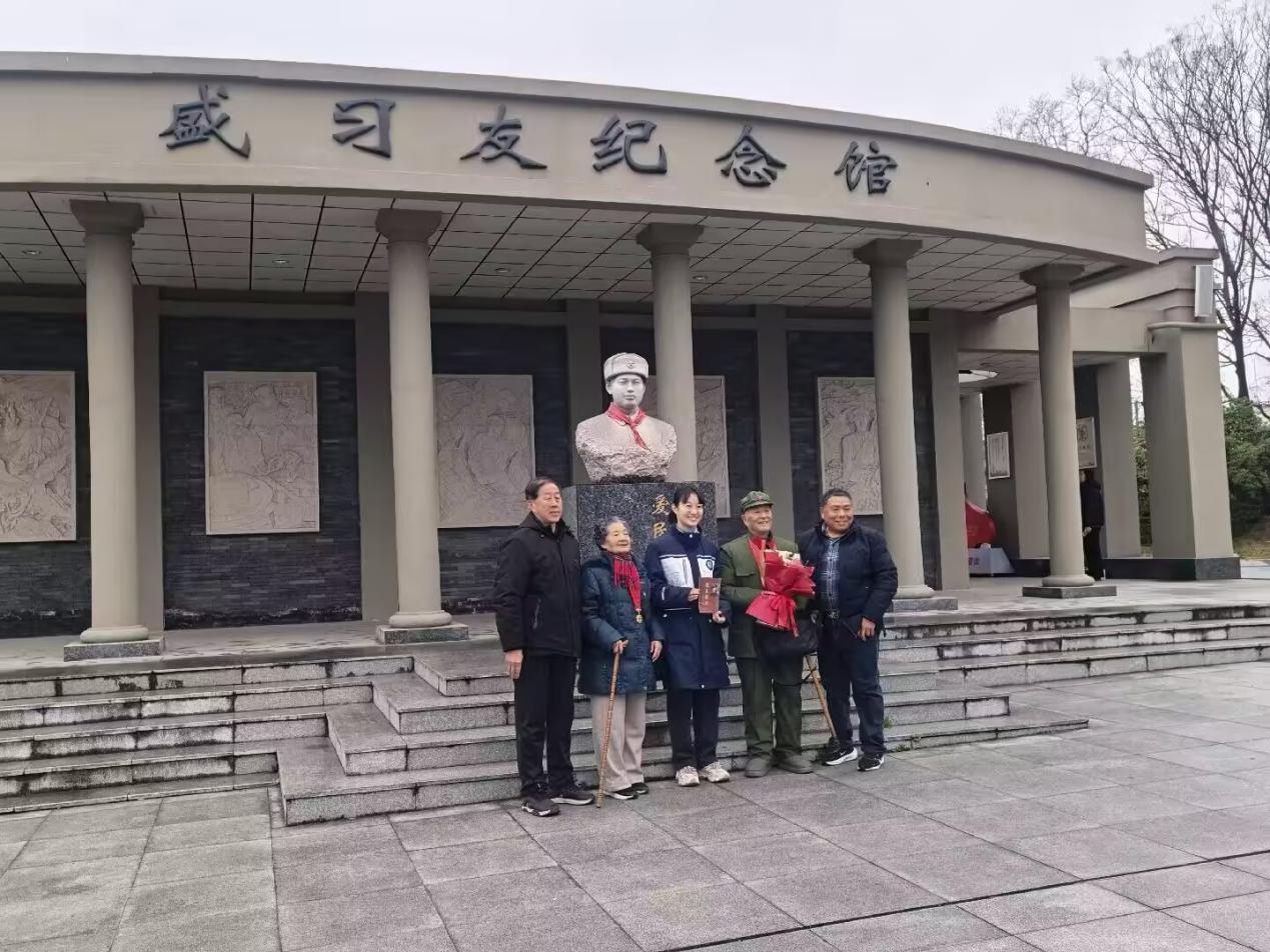 975E51DD0F93CE561892C94B47B2E438