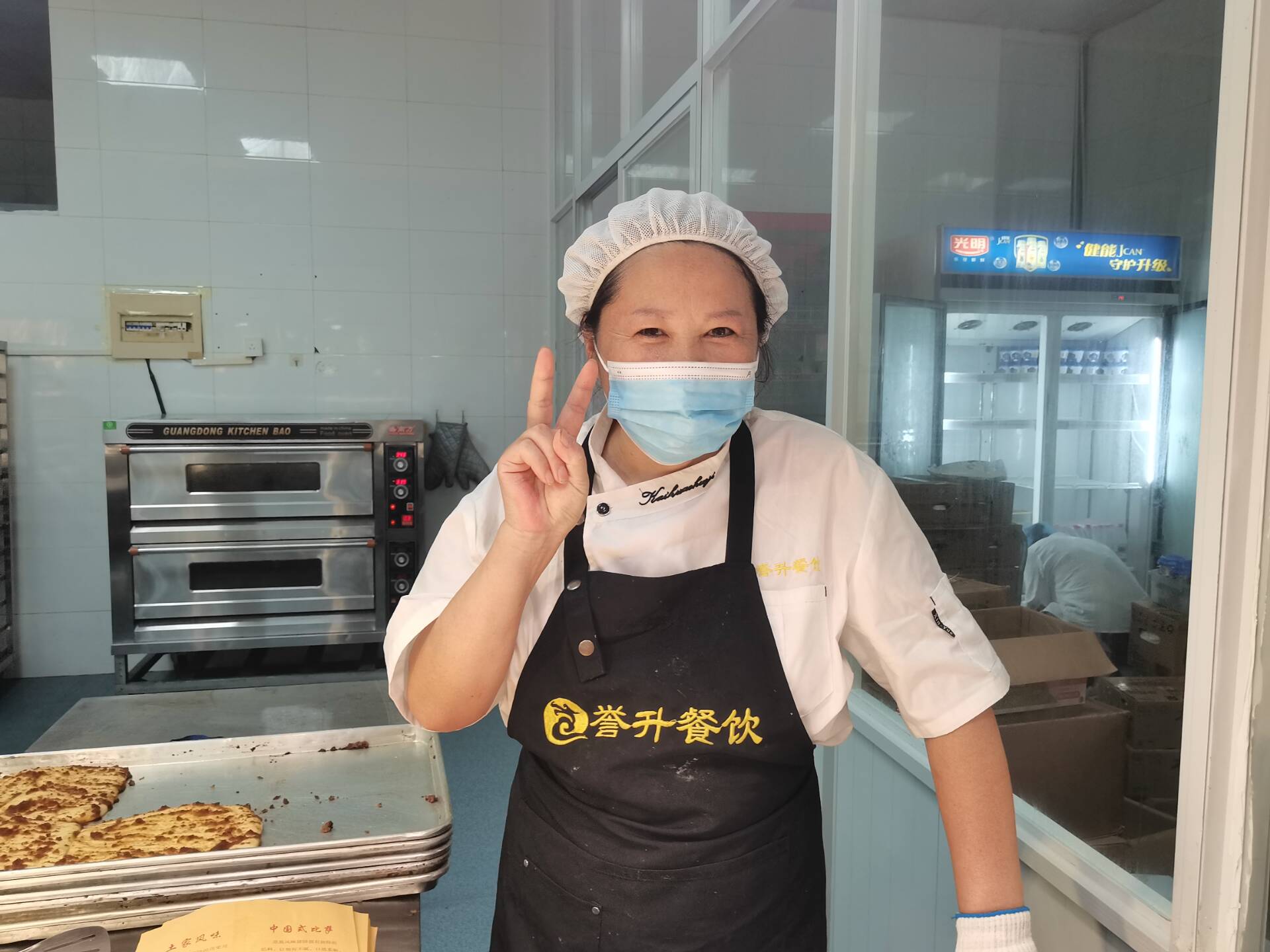 人戴着帽子低可信度描述已自动生成