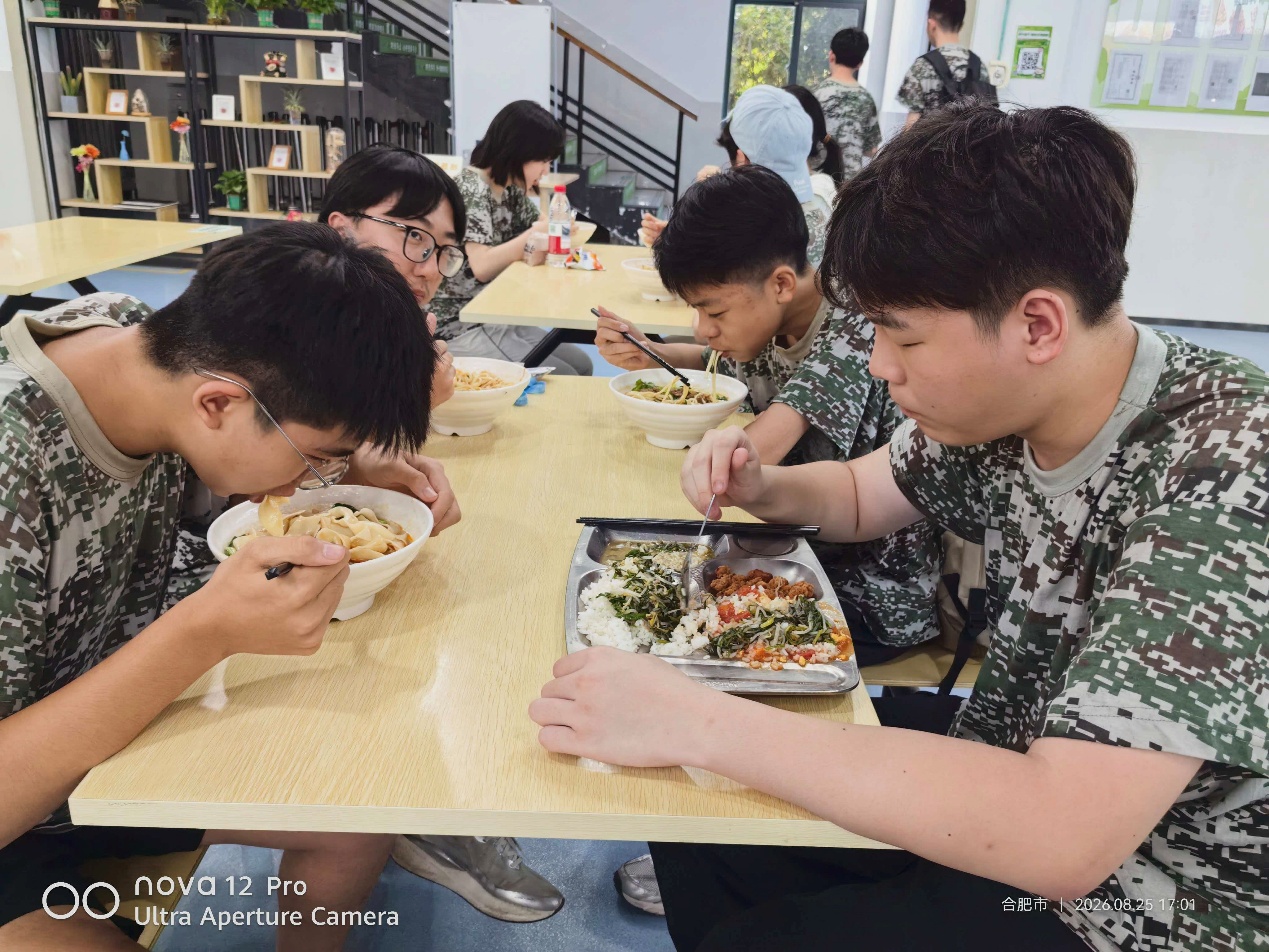 几个人在桌子上低可信度描述已自动生成