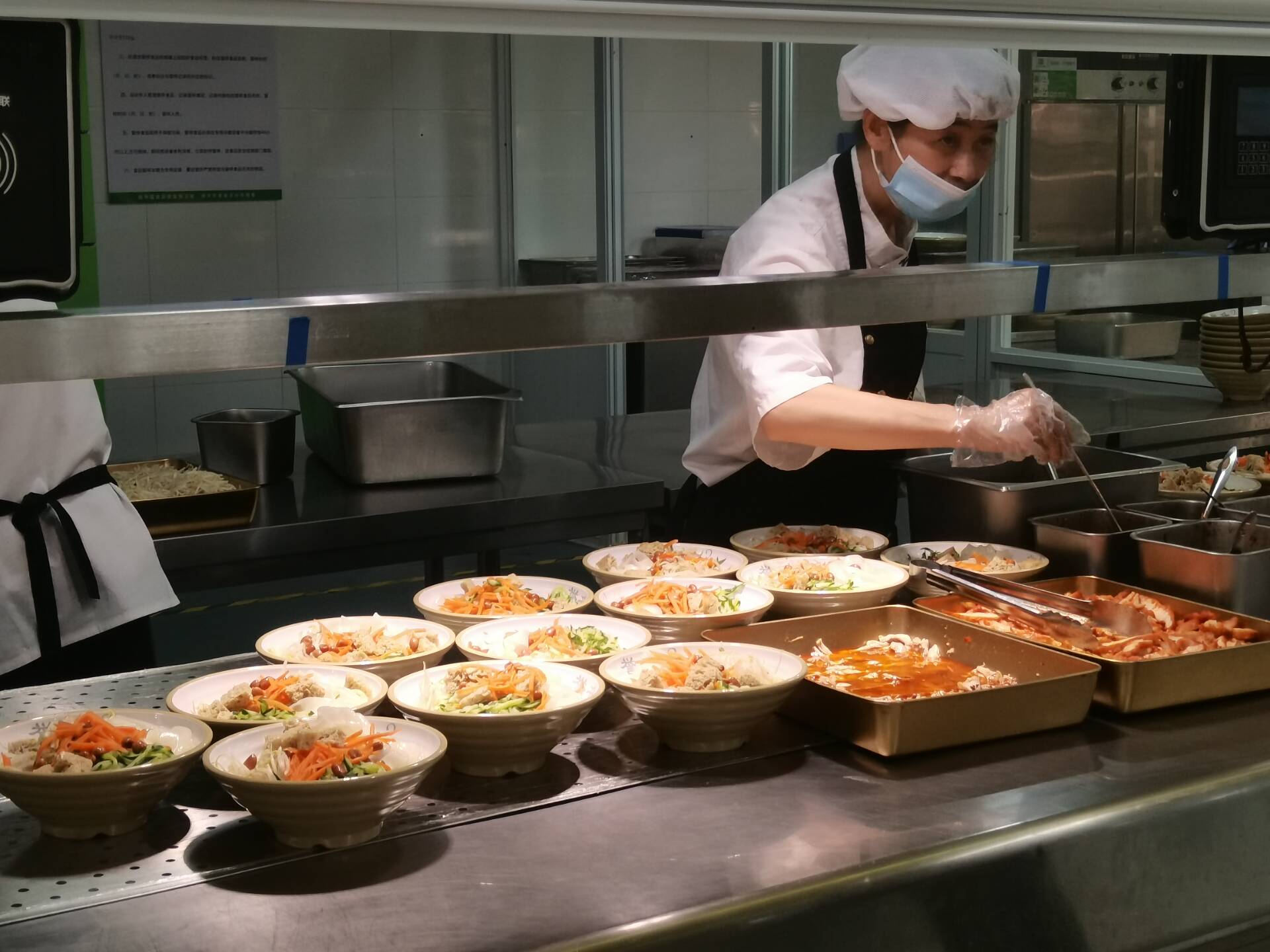 图片包含 室内, 人, 食物, 厨房描述已自动生成