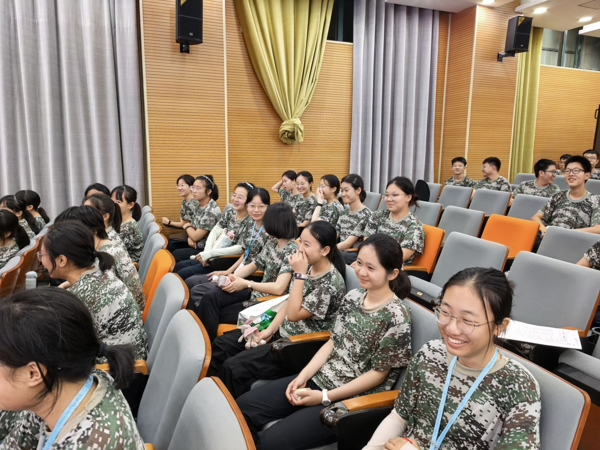 一群人坐在桌子前

中度可信度描述已自动生成