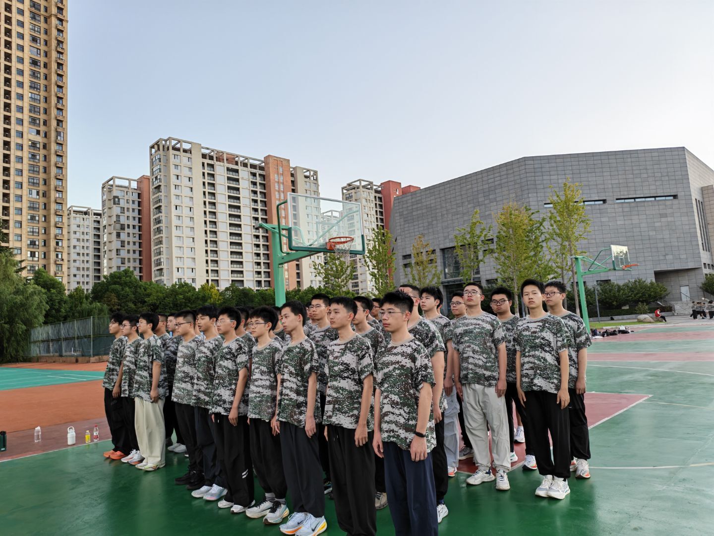 一群人站在建筑的摆设布局

中度可信度描述已自动生成