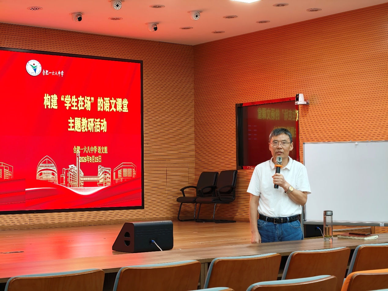 人们在看台上的人在房间里
中度可信度描述已自动生成