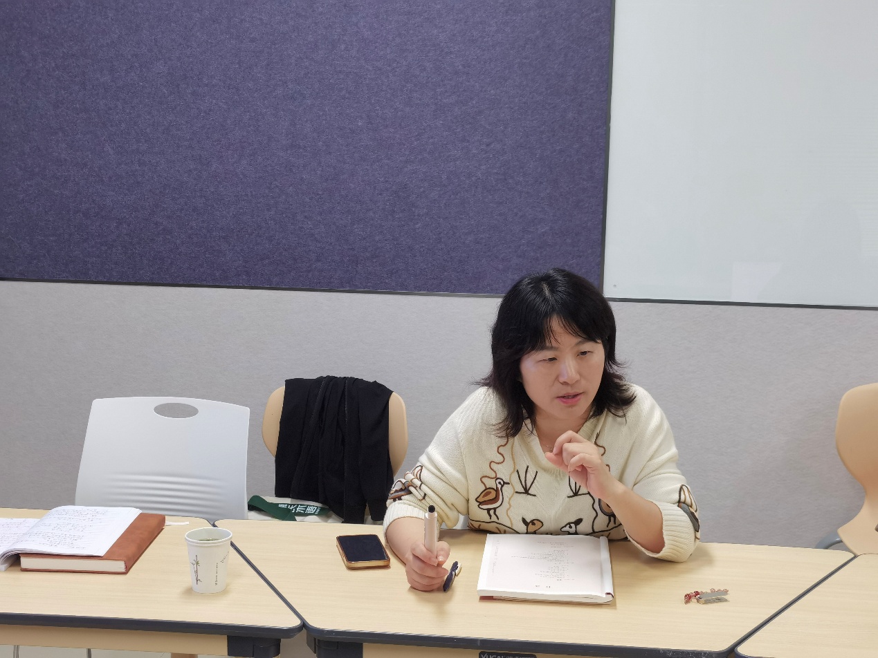 男人和女人在桌子边低可信度描述已自动生成